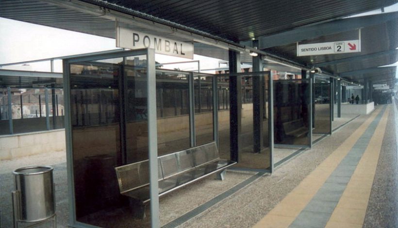 Apeadeiros, coberturas e passagem inferior peões da estação ferroviária de Pombal