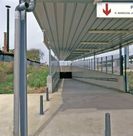 Apeadeiros, coberturas e passagem inferior peões da estação ferroviária de Pombal