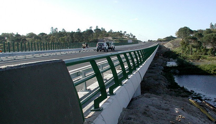 Guarda-corpos do Viaduto sobre o Ribeira da Califórnia na A13