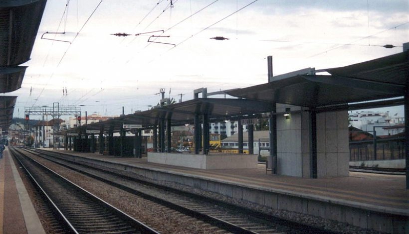 Apeadeiros, coberturas e passagem inferior peões da estação ferroviária de Pombal